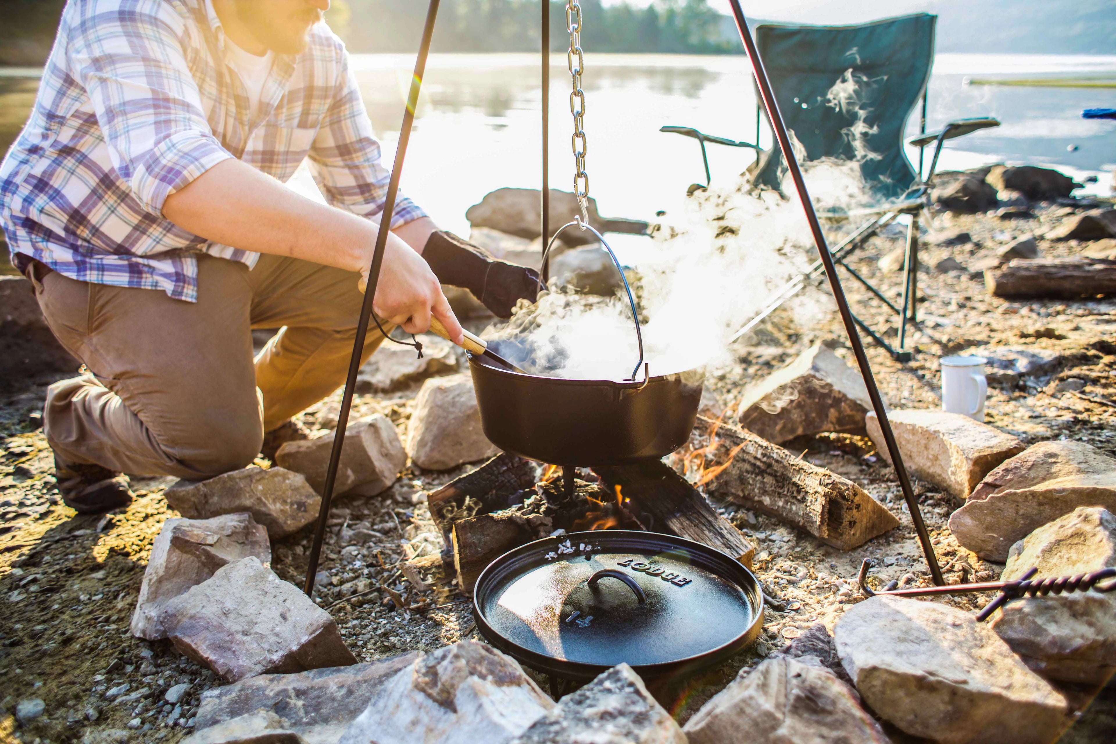 8 Quart Seasoned Cast Iron Camp Dutch Oven O675