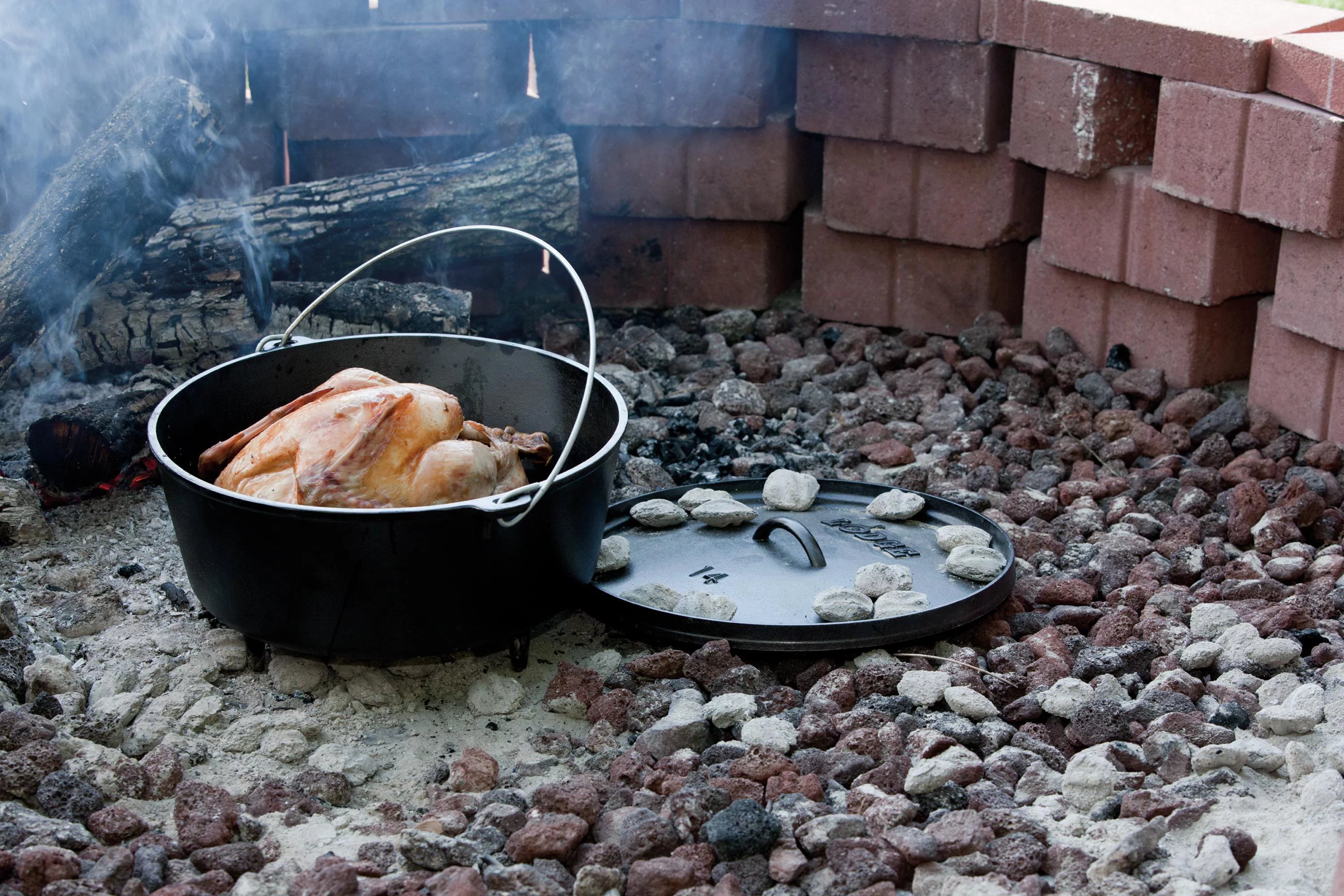 8 Quart Seasoned Cast Iron Camp Dutch Oven O675
