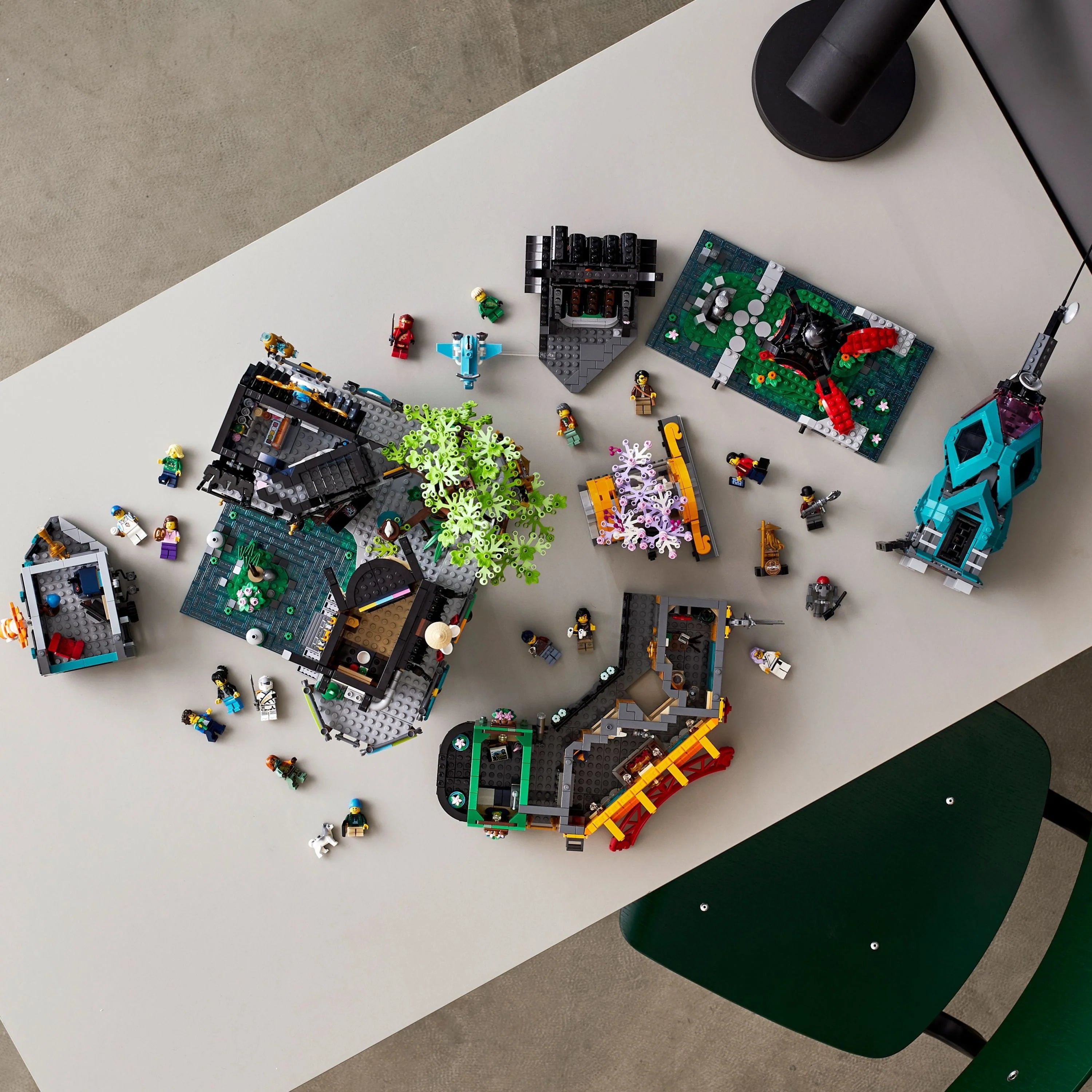 Building Toy with 19 Minifigures (5,685 Pieces) V2003