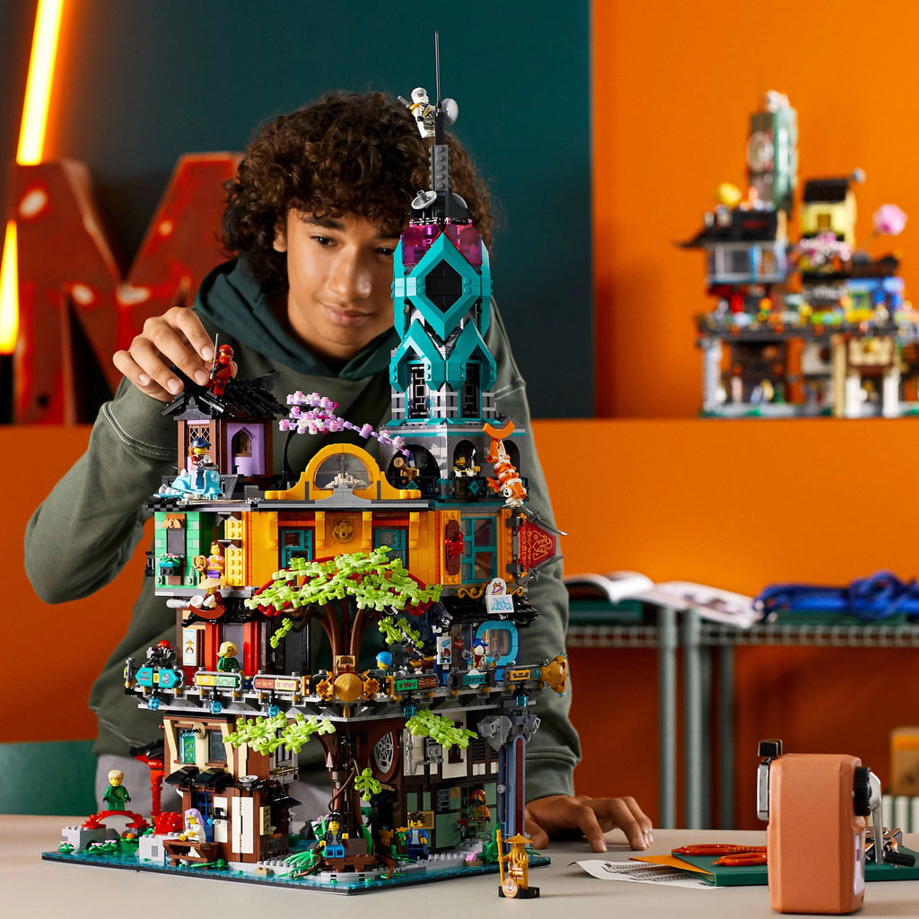 Building Toy with 19 Minifigures (5,685 Pieces) V2003