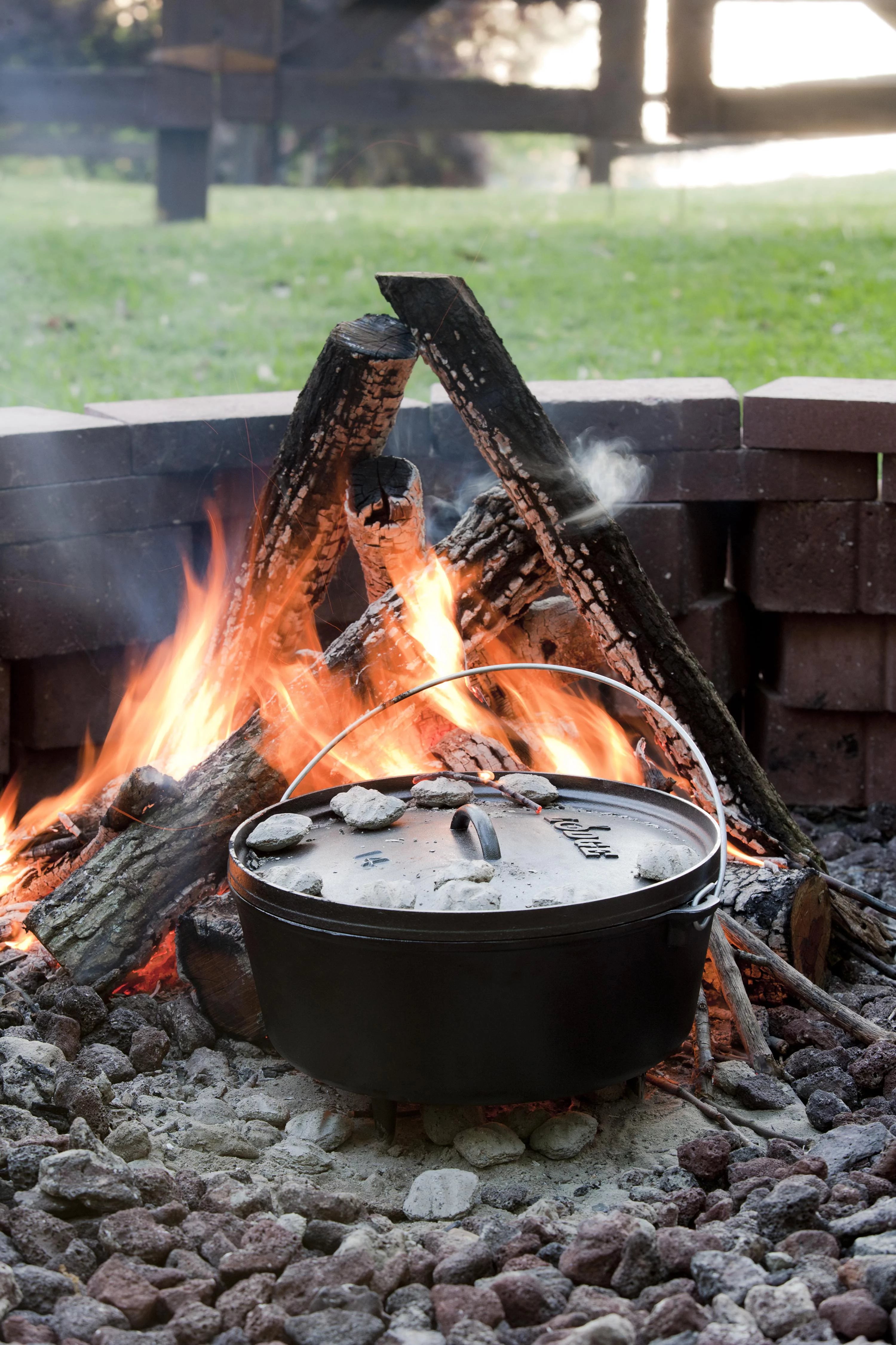 8 Quart Seasoned Cast Iron Camp Dutch Oven O675