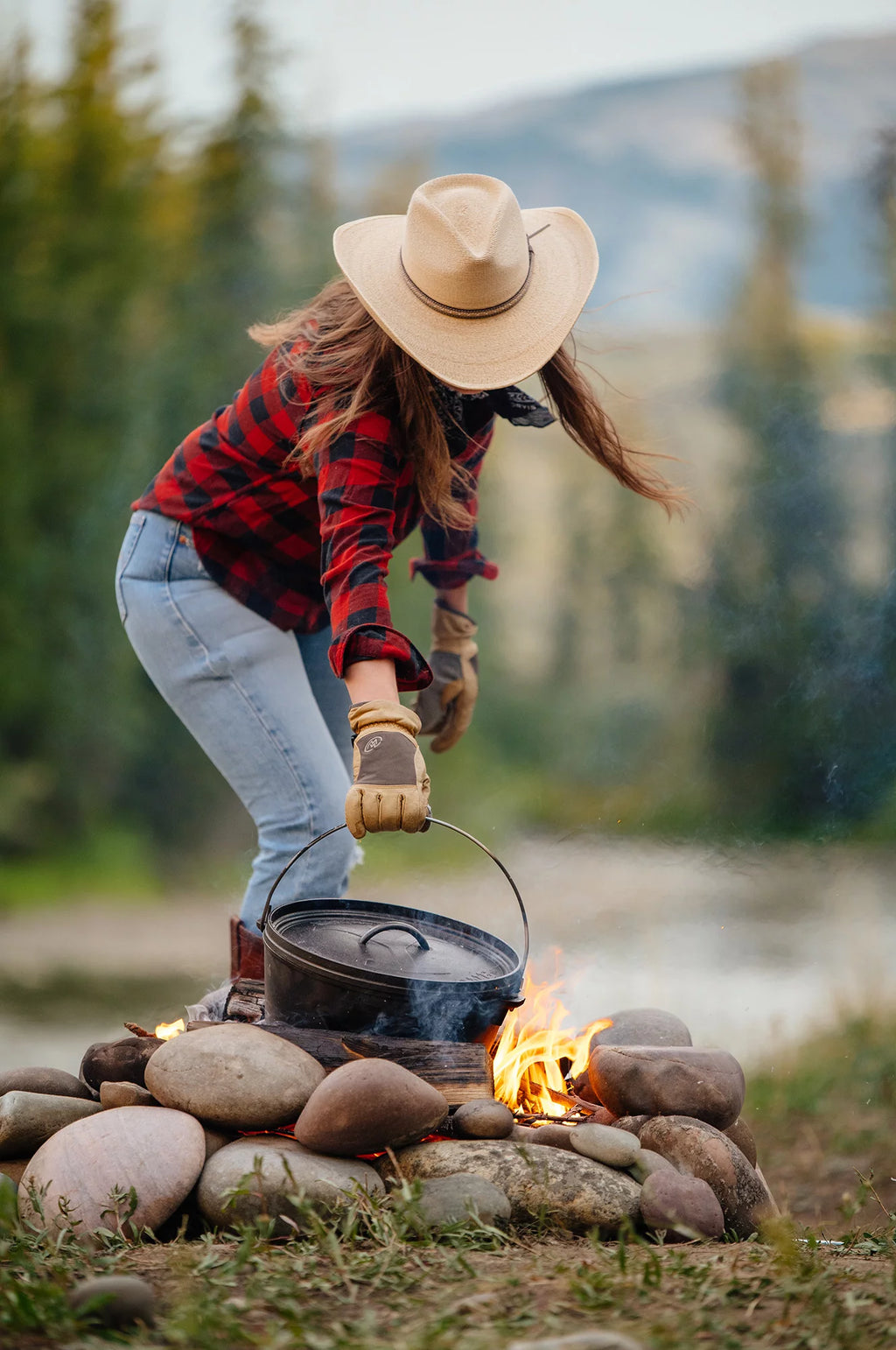 8 Quart Seasoned Cast Iron Camp Dutch Oven O675